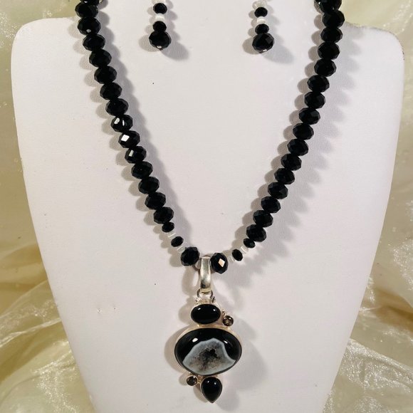💖 Beautiful Genuine Black and White Geode Necklace - Choker Set 15 in. / NS45 - Picture 1 of 5